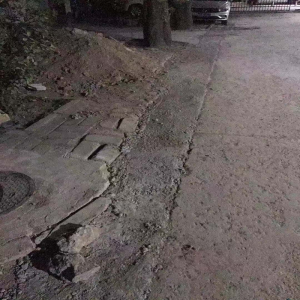 管庄西里建东苑东区 管道施工路面坑洼留尾巴